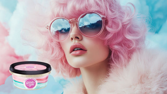 Frau mit rosa Haaren und runder Sonnenbrille vor pastellfarbenem Hintergrund, daneben GoodOnYou Shower Mousse Berry Candy – verspieltes Pflege-Erlebnis für Haut und Sinne.