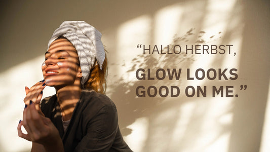 GoodOnYou-Titelbild: entspannte Me-Time, Frau mit Gesichtscreme/Handtuch vor beiger Wand; "Hallo Herbst - Glow looks Good On Me."