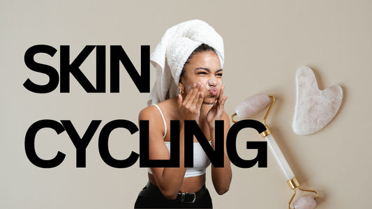 Frau reinigt sanft ihr Gesicht; im Vordergrund liegen ein Rosenquarz-Roller und ein Gesichts-Massageband. Daneben steht der Schriftzug "Skin Cycling" - Symbol für eine strukturierte, schonende Hautpflegeroutine.