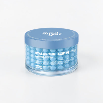 Hyaluronsäure Peptid Kapselcreme von Good on you, Nahaufnahme der Creme in Kapseln für feuchte, gepflegte Haut